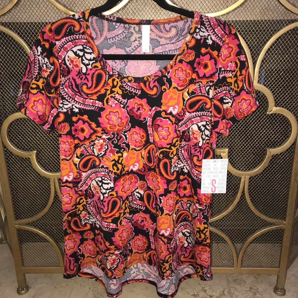 Small Classic Tee LuLaRoe! BNWT - Picture 2 of 4